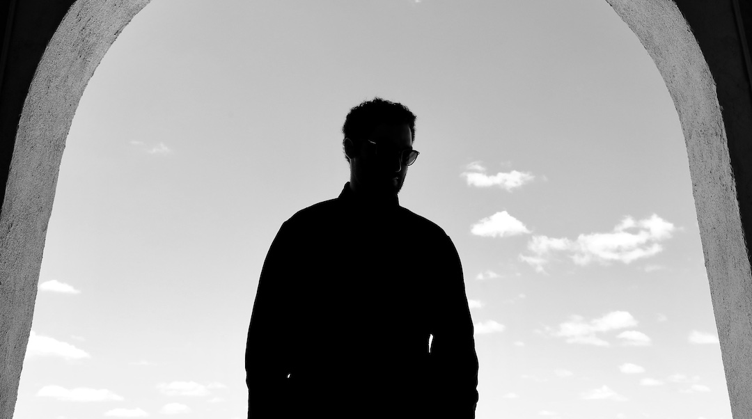 Mini Sants Channels Surf-Inspired Vibes With “In The Dark”